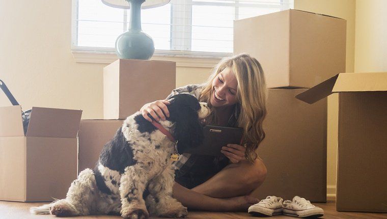 ΗΠΑ, Φλόριντα, Δίας, Νεαρή γυναίκα με σκύλο στο καινούργιο σπίτι τους