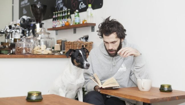 Un nouveau Dog Café ouvre à Londres pour la santé mentale
