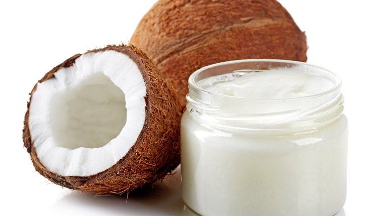 kookosõli ja värsked kookospähklid, eraldatud valgel