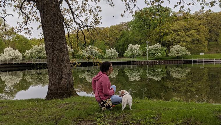 אישה עם כלב בפארק