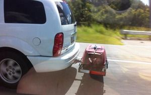 Kamera posname vlečnega psa SUV v zaboj za vozilom