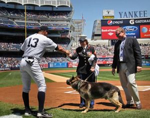 Les Yankees organisent une cérémonie de retour à la maison pour le Cpl. Leavey et le Sgt. Rex