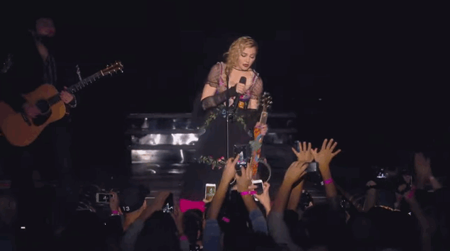 Моћан тренутак тишине за жртве Париза на Мадонином концерту