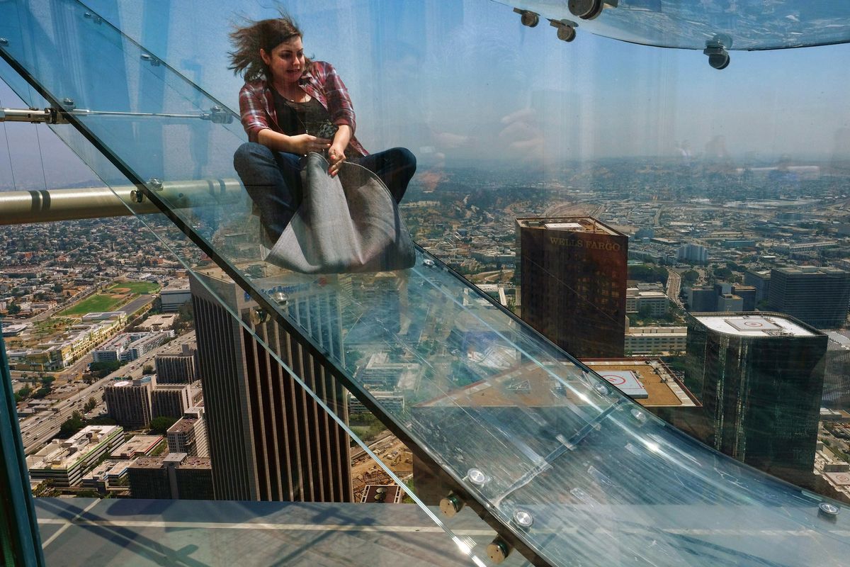 Il y a une lame de verre au sommet d'un gratte-ciel de Los Angeles et vous pouvez voir les gens se chier