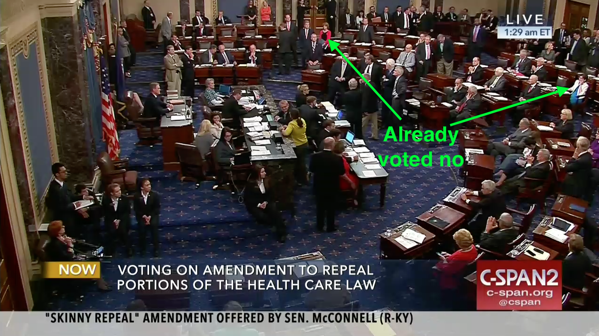 Regardez le moment choquant que John McCain a tué le projet de loi républicain sur les soins de santé