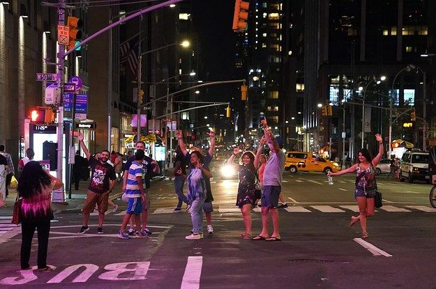 Brodvėjaus vaidinimai Niujorko gatvėse per didžiulį elektros energijos tiekimo nutraukimą