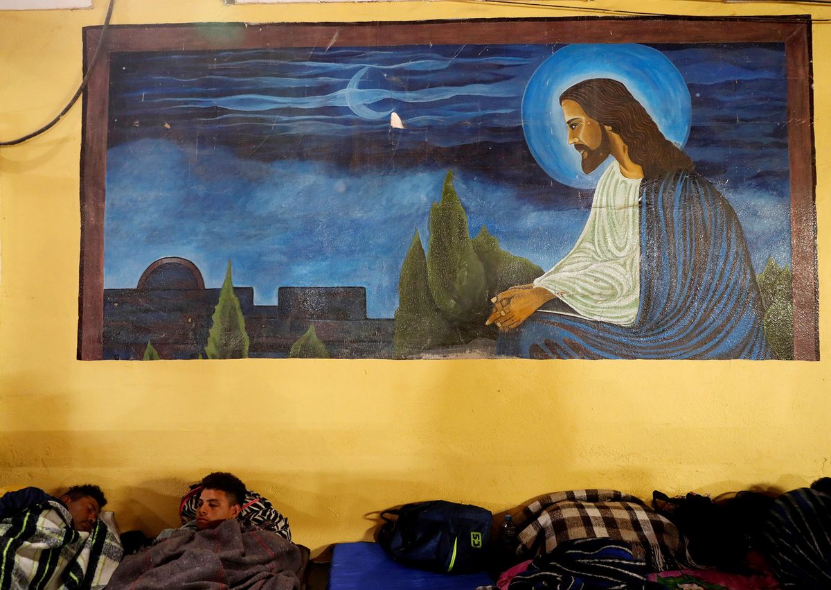 Les images déchirantes de ce photographe montrent la caravane de migrants à la frontière
