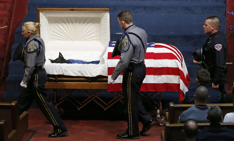 Des images déchirantes des funérailles d'un chien policier qui est mort en sauvant son partenaire