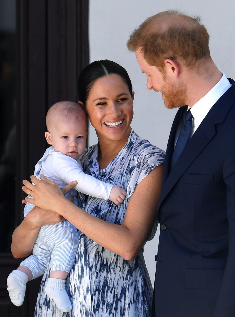 Princas Harry šypsosi Meghan Markle, kai ji laiko jų tuomet gimusį sūnų Archie Harrisoną