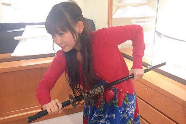Υπάρχει μια καυτή νέα τάση όπου οι Ιάπωνες ποζάρουν με σπαθιά Σαμουράι