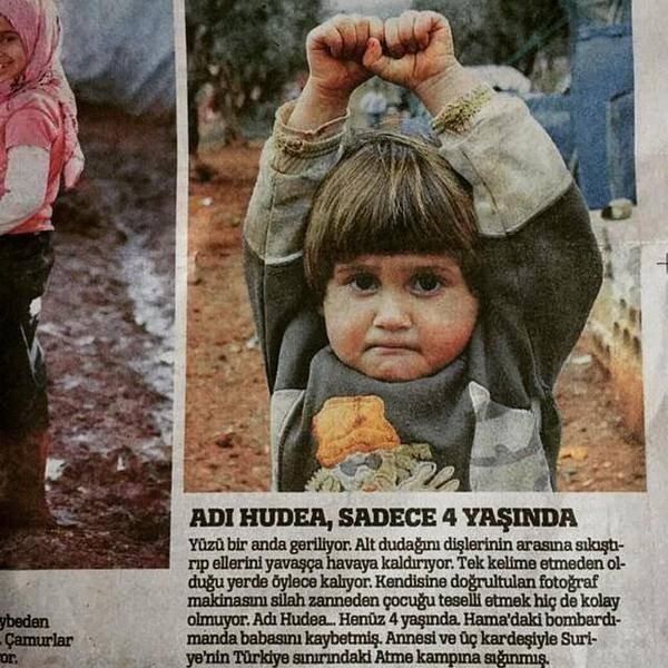 Вирусна слика четворогодишње сиријске девојке која се 'предаје' фоторепортеру